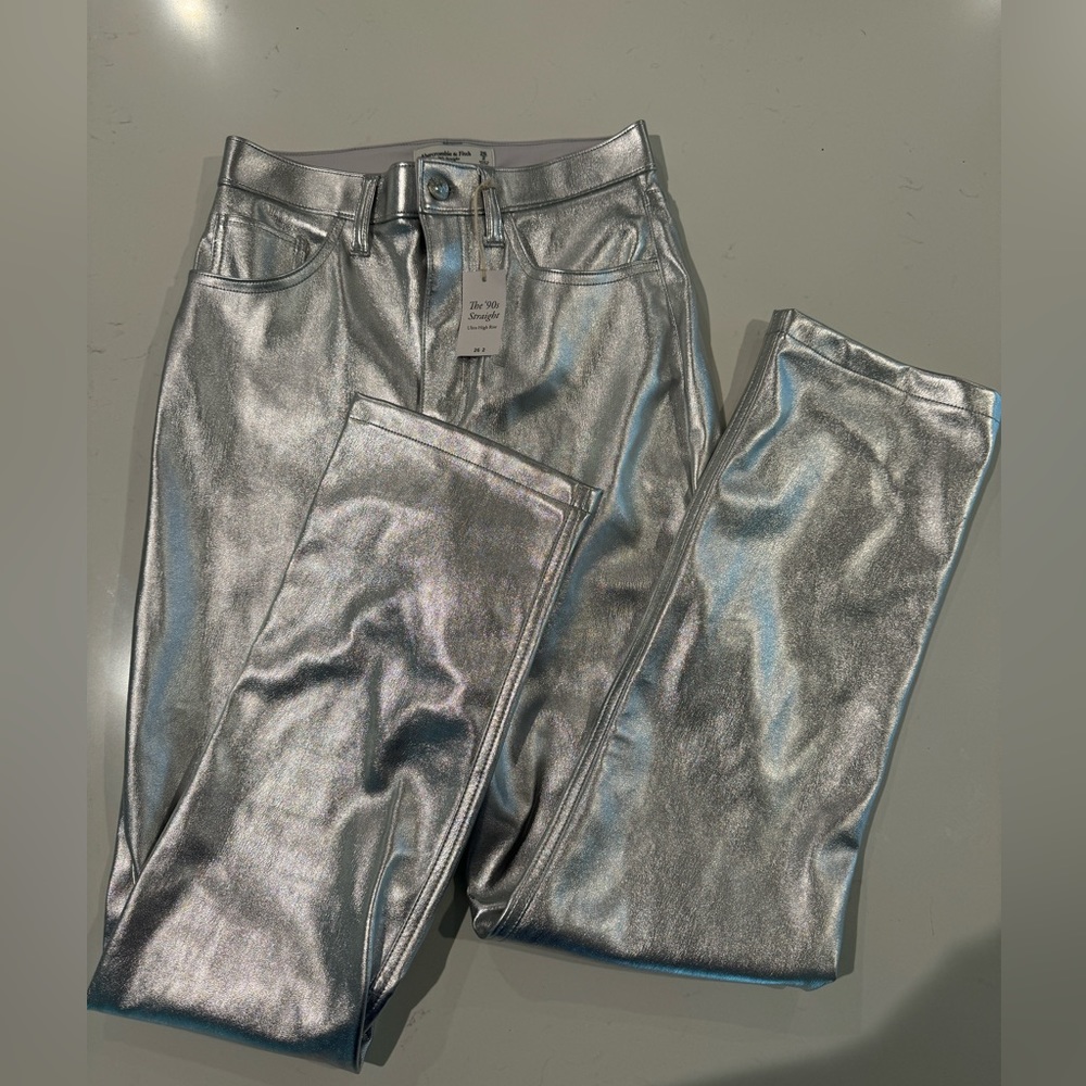 ABERCROMBIE ULTRA HIGH RISE STRAIGHT LEATHER PANT 🩶🪩